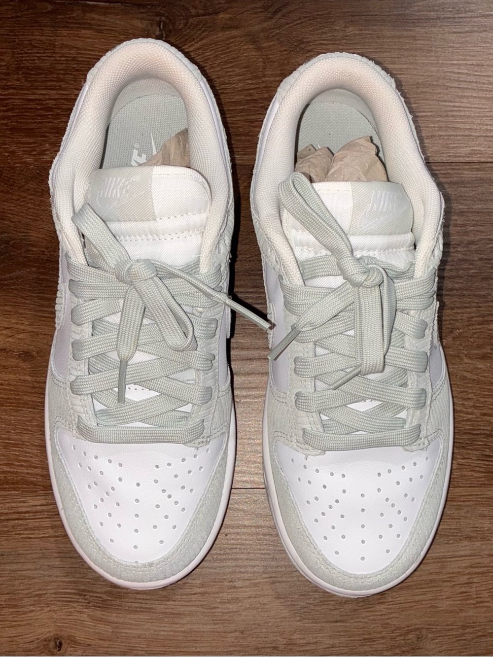 WOMENS NIKE
DUNK LOW 6.5
LIGHT SILVER CORDUROY
SNEAKER SHOES
GRAY WHITE